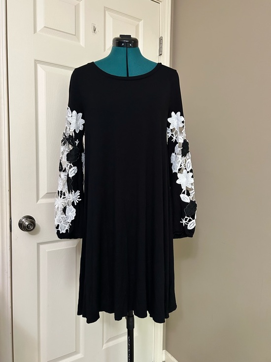 Spense Dresses & Skirts - Spense Black Long floral Sleeve Swing Dress with White Floral Lace Sleeves